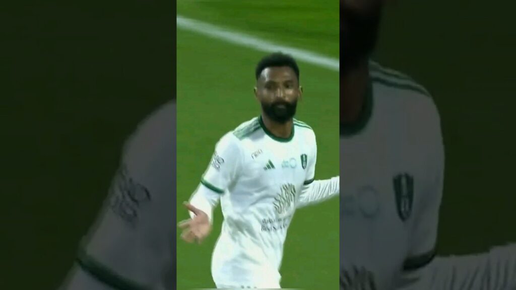 الاهلي يسجل هدف التقدم عن طريق فراس البريكان الاهلي والتعاون اهداف الاهلي مباراة الاهلي والتعاون