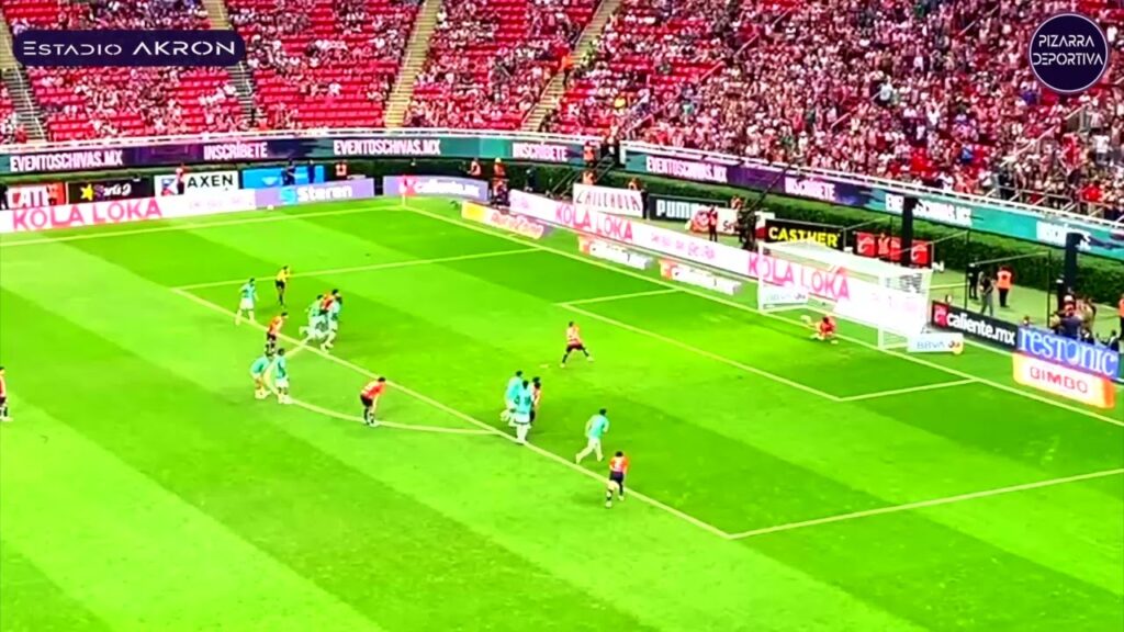 Roberto Alvarado de tiro penal pone el de la honra  para el club  Guadalajara