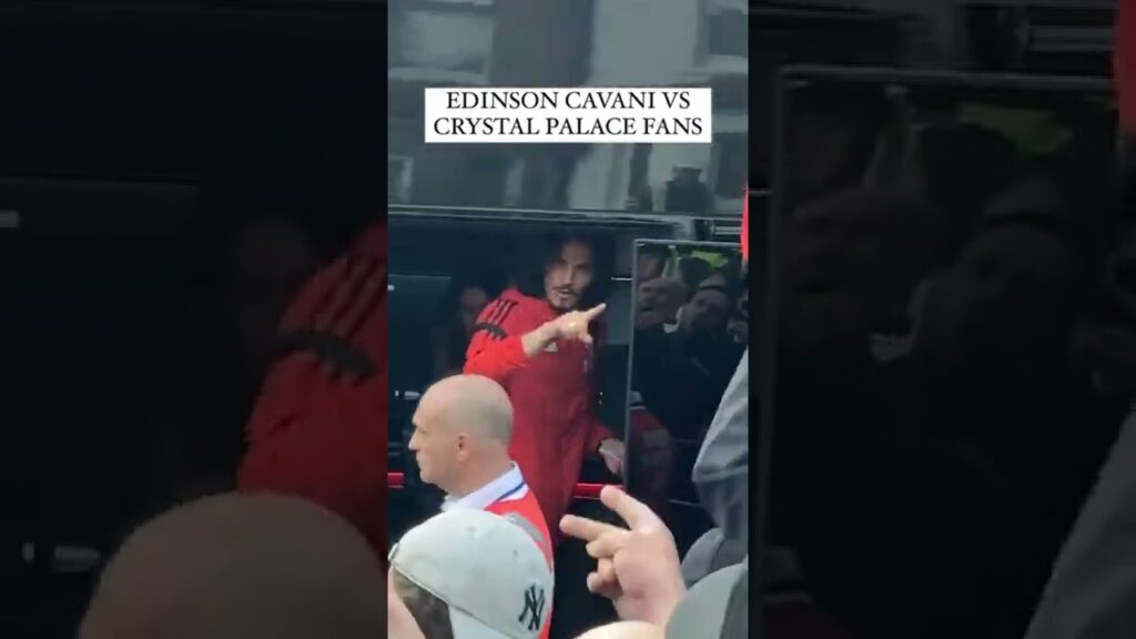 Edinson Cavani angry at fans 😨🤤😖
