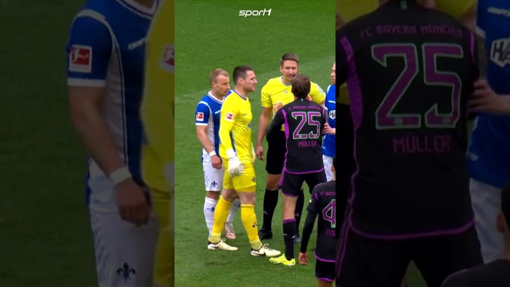 Thomas Müller :"Habe heute mit meinem Kopf ein Knie gefoult!" 😅#shorts