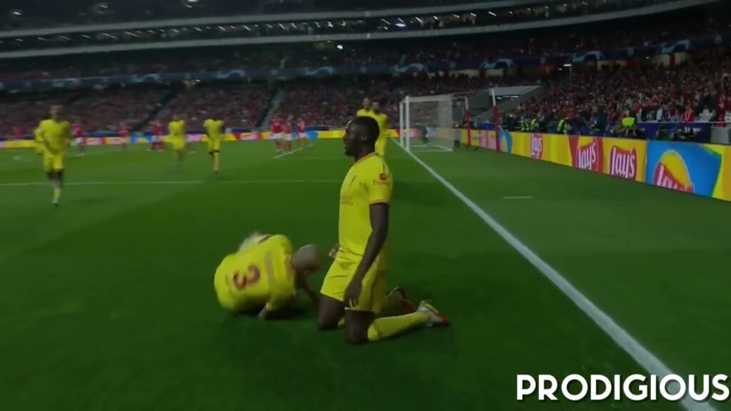 Funny Fabinho knee slide Fail, Klopp Laughing At Him