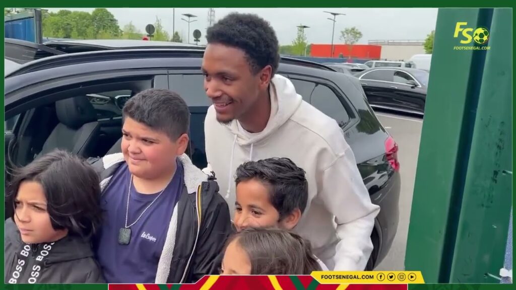 Magnifique geste d’Abdou Diallo qui est descendu de sa voiture pour passer du temps avec les enfants