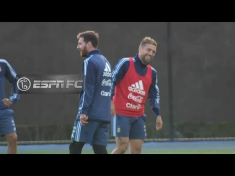 Increíble Messi no le dejó tocar la pelota al Papu Gómez en un "Loco".