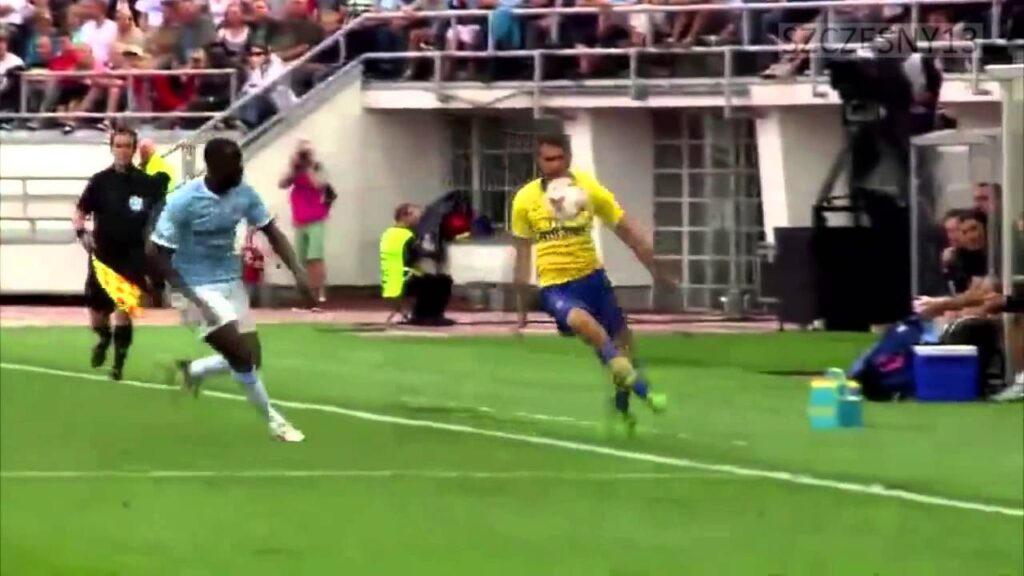 Aaron Ramsey Muscles Out Yaya Toure 10.08.2013