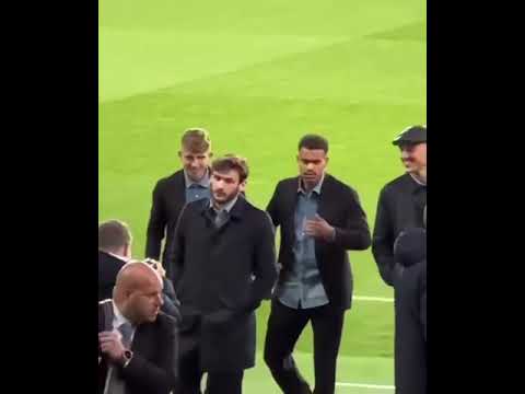 Kvicha #kvaratskhelia prova a concentrarsi ma Jesper #lindstrom e Cyril #ngonge scherzano😂