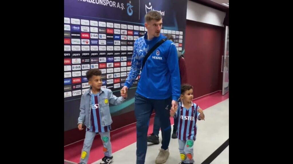Trabzonspor’un yıldız oyuncusu Thomas Meunier ve çocukları. #trabzonspor #keşfet
