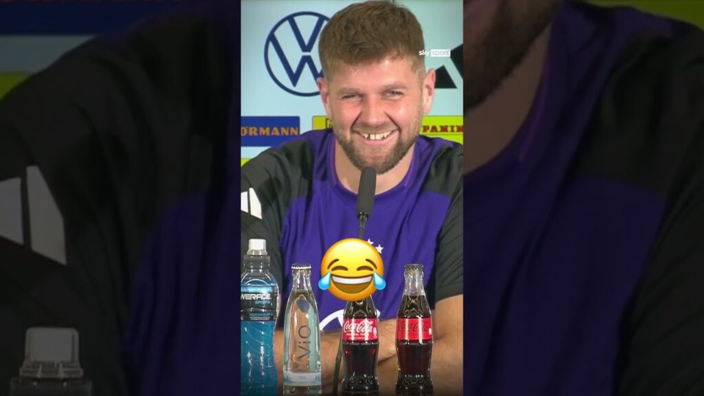 Mit dem Joke bringt Füllkrug den ganzen Raum zum Lachen 😂