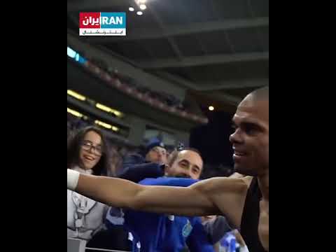 اشک‌ شوق دختر پرتغالی هوادار پورتو پس از هدیه گرفتن پیراهن مهدی طارمی در پایان بازی شب گذشته