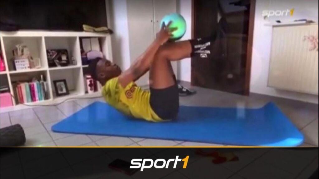 Schwitzen beim Home-Workout: So trainiert Youssoufa Moukoko | SPORT1