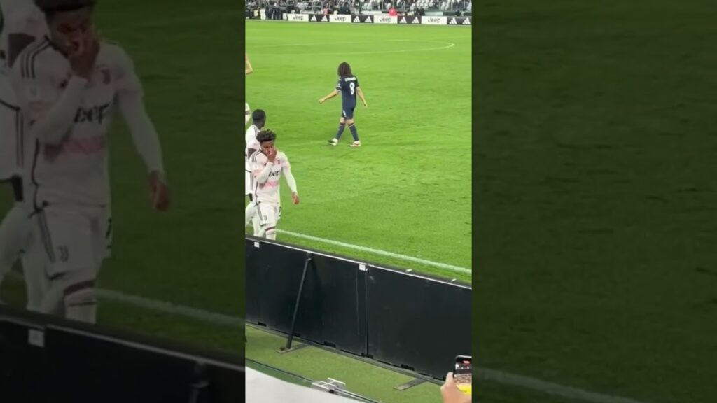 La reazione di Mc Kennie che fa il segno del 2-0 dopo gli ululati razzisti dei tifosi Laziali🤍🖤