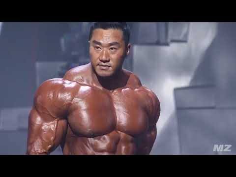 Lee Seung Chul posing
