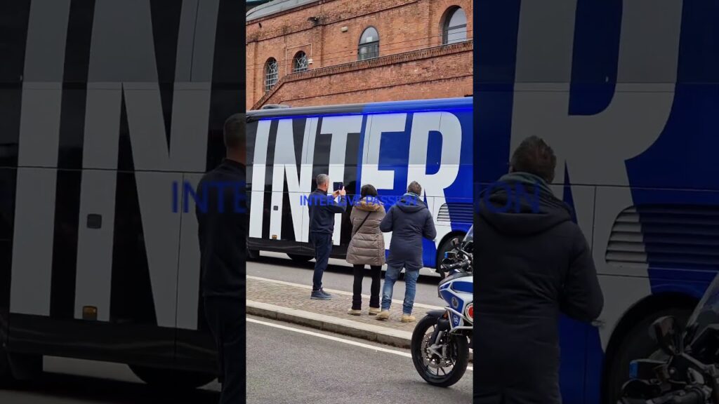 ATMOSFERA INCANDESCENTE. BOLOGNA-INTER. L'arrivo del pullman dell'Inter allo Stadio Dall'Ara