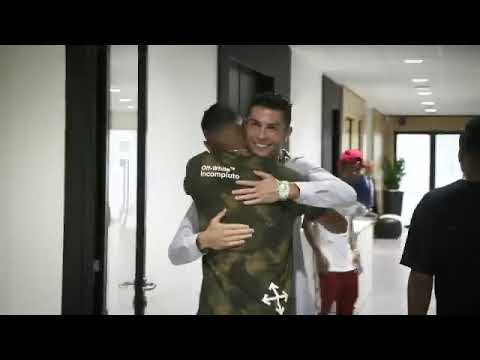 Danilo meets his new teammates Alex Sandro, Ronaldo and coach Sarri