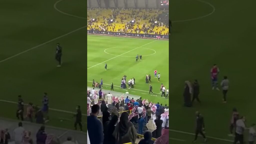 🎥 | بعض لاعبي ⁧‫#النصر‬⁩ تواجدوا في منتصف الملعب حتى غادر الكابتن علي البليهي الملعب
