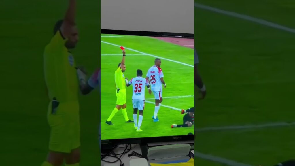 لحظة ضرب رضا تكناوتي للاعب الجيش الملكي وطرده من طرف الحكم جيد