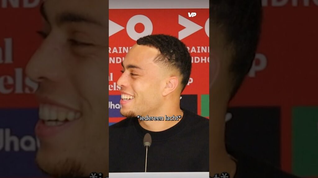 Peter Bosz doet Sergiño Dest een héél aanlokkelijk aanbod! 🤣 #psv