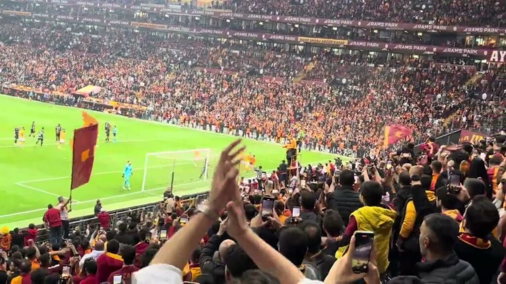 Ultraslan Muslera 'yı çağırıyor, Kerem önce kaçırıyor tekrarında atıyor Tribün çekim | Galatasaray