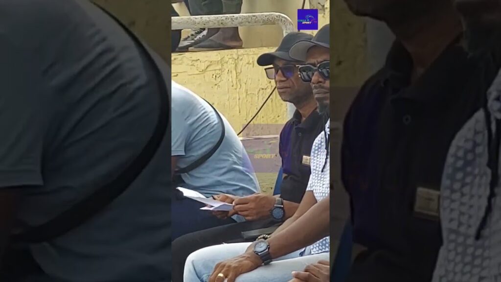 Jaraaf vs Casa : Aliou Cissé, du Sénégal aperçu dans les gradins, à sa droite Florent Ibenge.