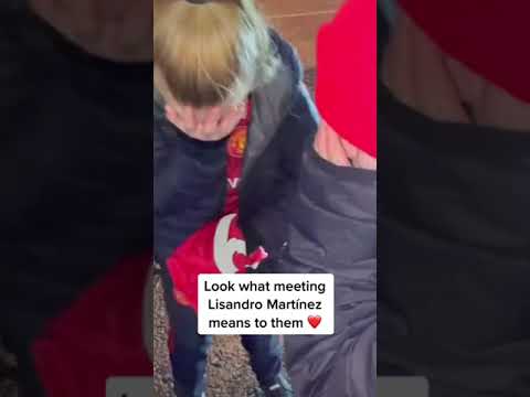 Lisandro Martinez takes a moment with his fans 👏 (via barratt123/Twitter) #shorts