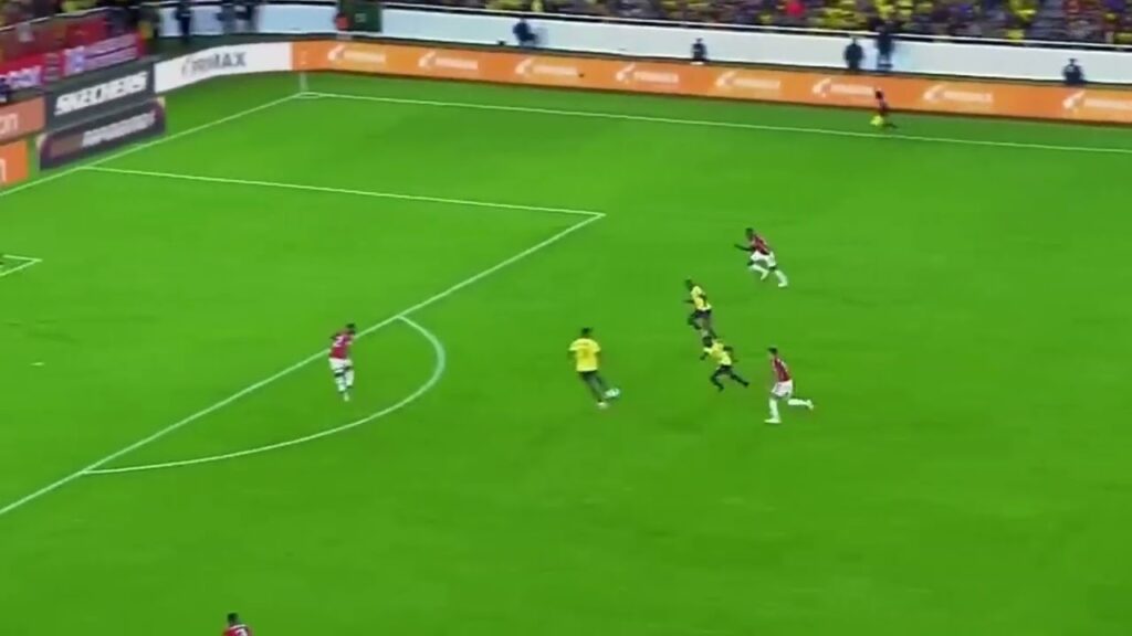 Remate de Kevin Rodriguez pega en el larguero/Ecuador vs Colombia /fecha #4 / Eliminatorias.