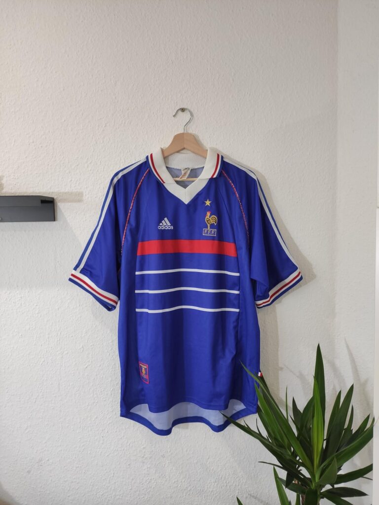French Trikot 1998. Does anyone know if this jersey is from 1998 or if it's a remake? I mean the star was applied after they won the wc so what version of the jersey is this? I mean it is vintage for sure (look at the tag)