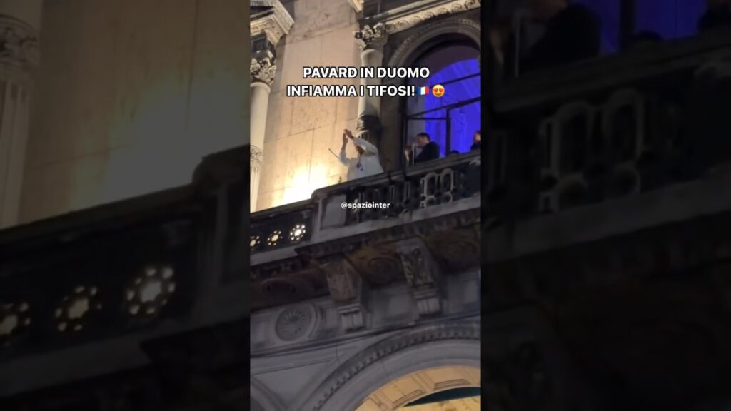 Benji PAVARD infiamma i TIFOSI | Anche il francese in piazza DUOMO | Scudetto INTER ⚫️🔵 | #shorts
