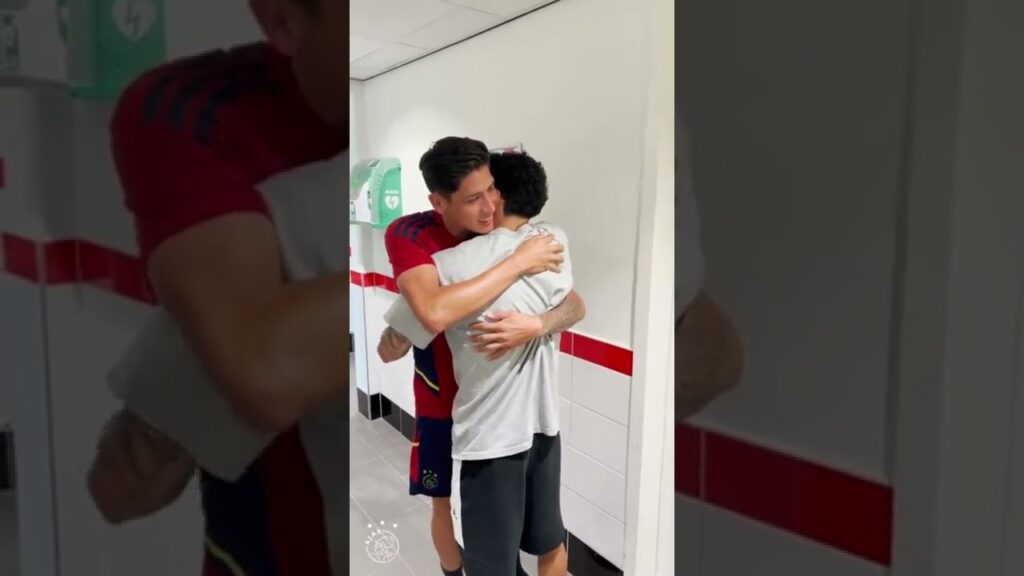 Hermanos. ❤️ El emotivo encuentro entre Edson Álvares y Jorge Sánchez