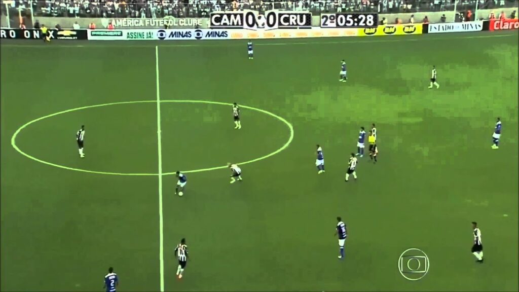 Chapéu de Everton Ribeiro em Diego Tardelli