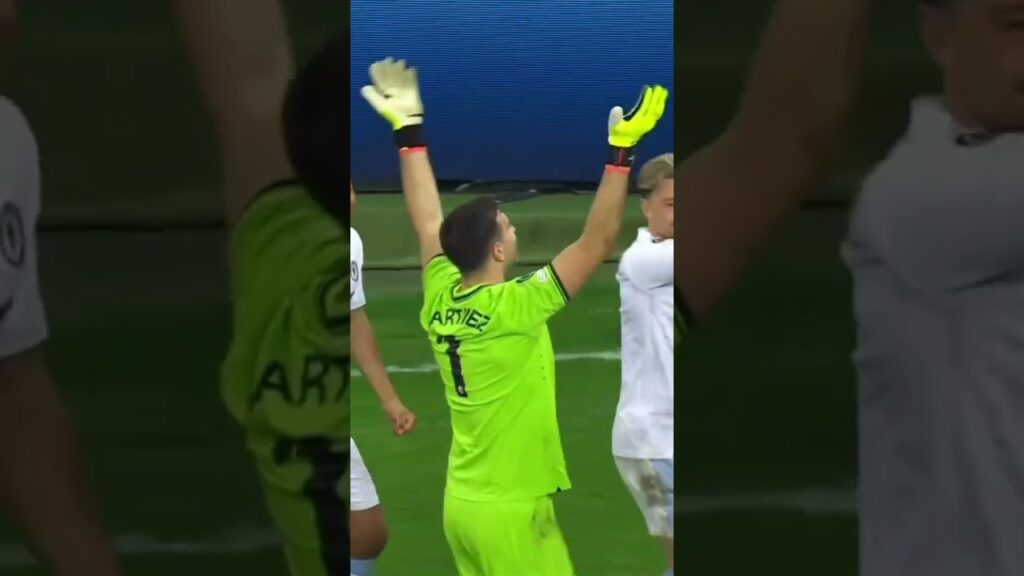 Emi Martinez wins Villa the penalty shootout before celebrating right in front of the Lille fans 😳