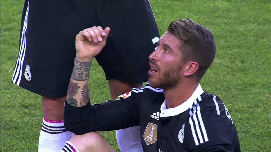 Fuerte choque entre Ramos y Krychowiak Fuerte choque entre Ramos y Krychowiak