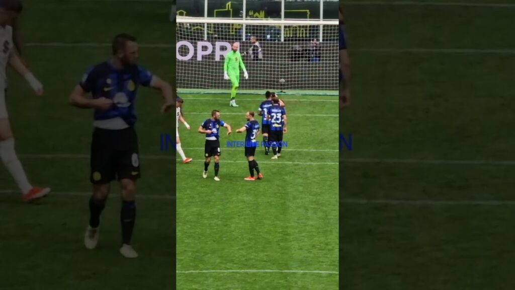 Hakan Calhanoglu vuole cedere il rigore a Lautaro Martinez. Il Capitano ringrazia ma rinuncia