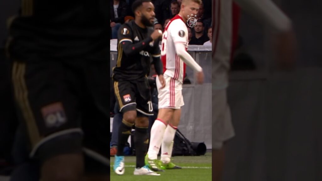 17-year-old Matthijs de Ligt vs. Lacazette 🗿