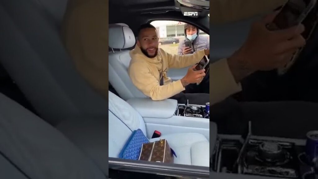 Memphis Depay ‘steelt’ de telefoon van een fan 🤣👋