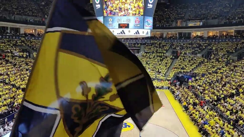 Maçı izlemeye gelen Sebastian Szymanski gibi sahada mücadele eden takım,salonun enerjisini yükseltir