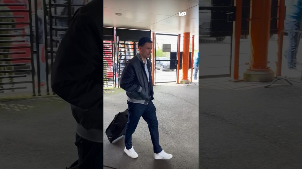 Ajax komt met Jordan Henderson en Steven Berghuis aan in Volendam!🔙🤩 #Ajax #Amsterdam