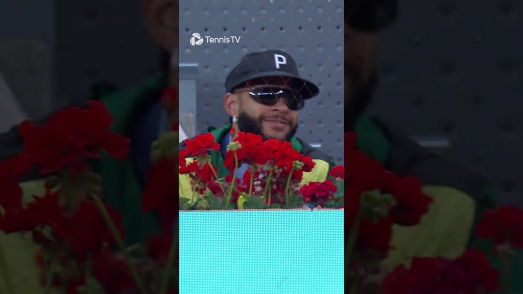 Rublev Almost Hits Memphis Depay 👀