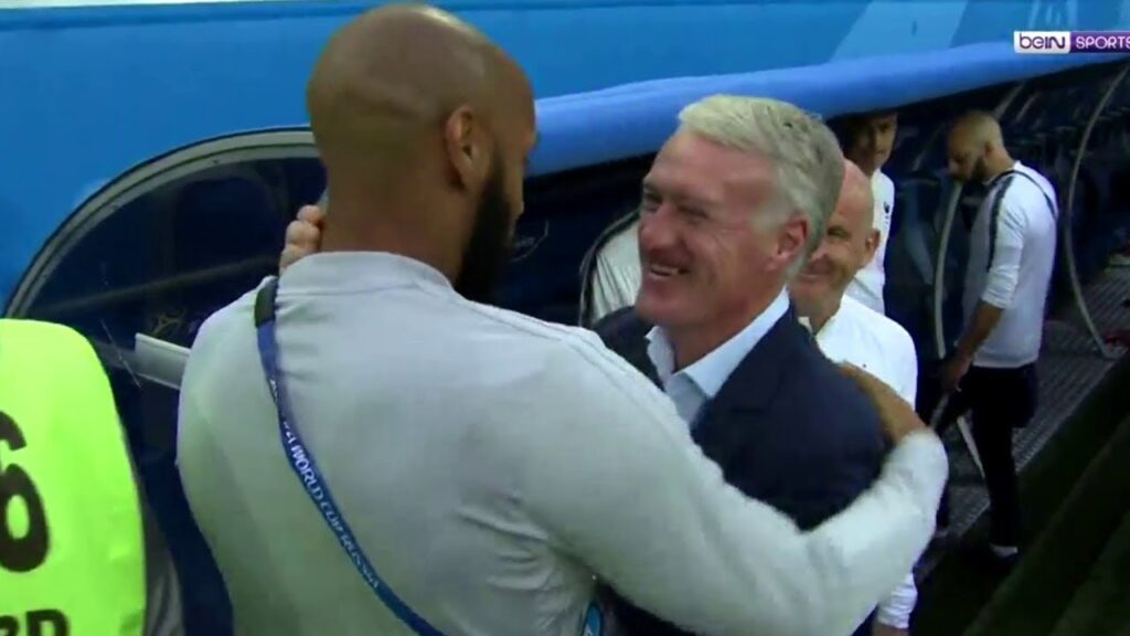 L'accolade entre Thierry Henry et Didier Deschamps + la réaction pendant la Marseillaise