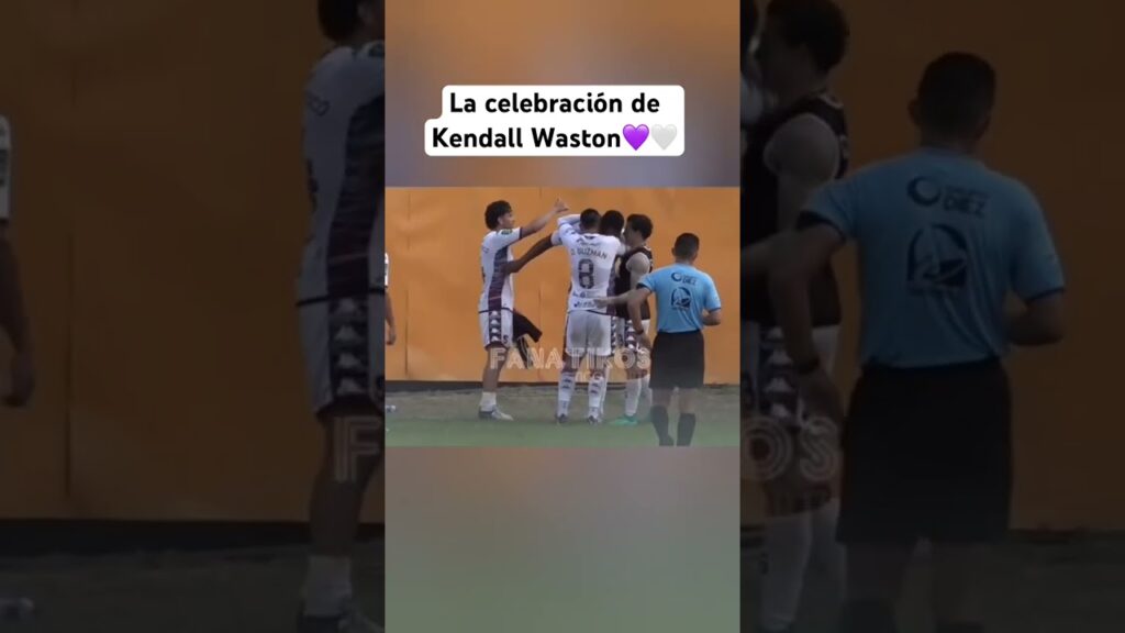 La celebración de Kendall Waston tras volver de la lesión con gol💜 #kendallwaston #saprissa