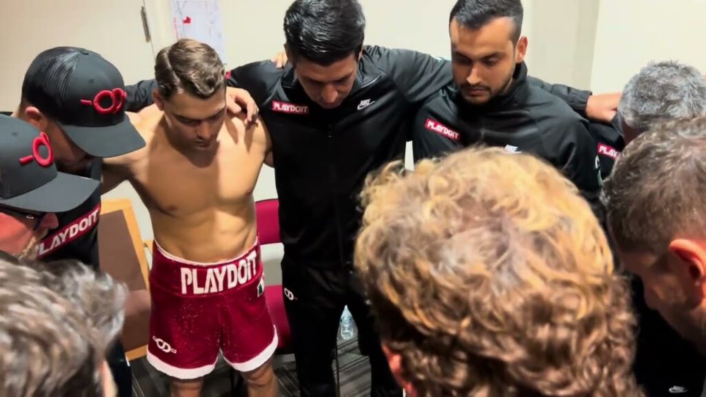 OSCAR DUARTE AND TEAM PRAYING BACKSTAGE BEFORE HIS FIGHT VS JOJO DIAZ - ESNEWS BOXING