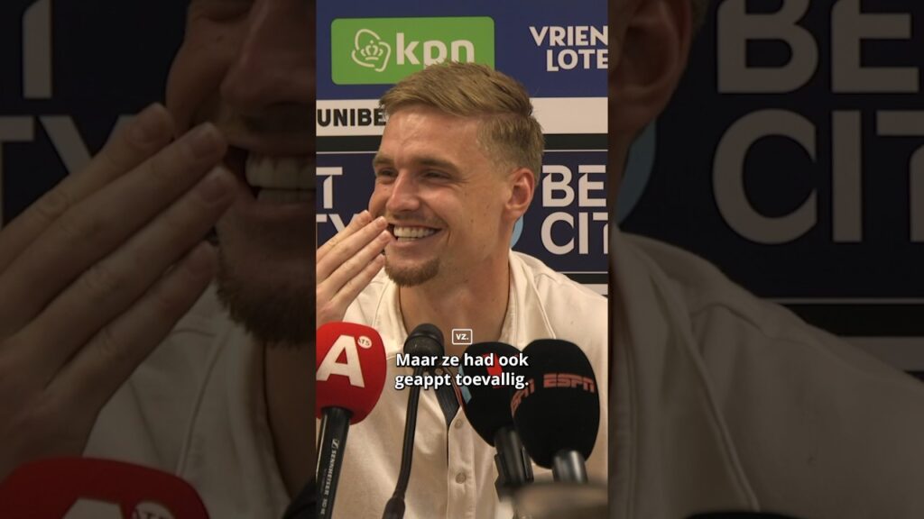 Kenneth Taylor ontvangt een appje van Jade Anna... 😅❤️  #taylor #ajax
