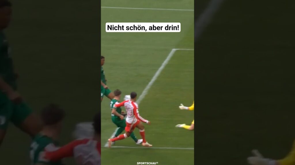 Augsburger Slapstick-Tor gegen Bayern | Sportschau #shorts