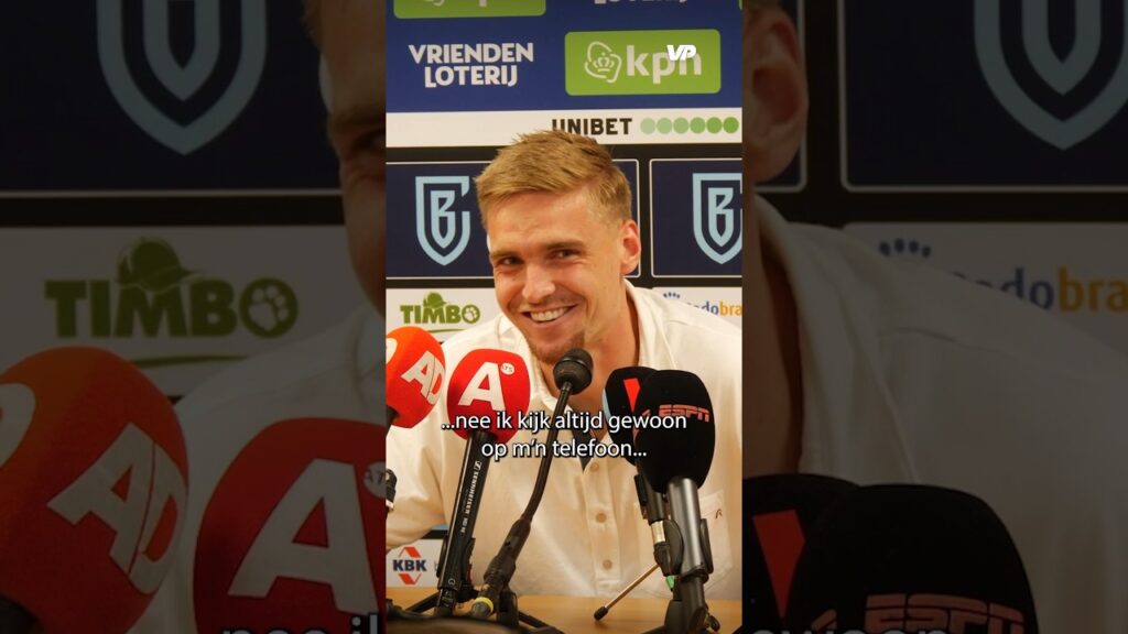 Kenneth Taylor krijgt een appje van Jade Anna!📱👀 #Ajax