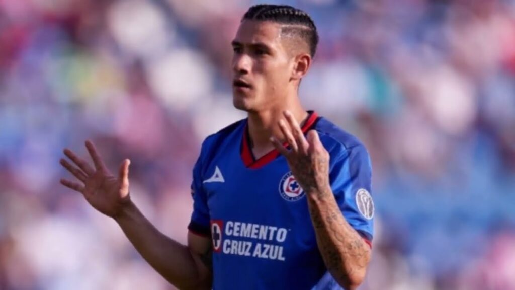 Uriel Antuna se bautiza para 'llevar el evangelio a los futbolistas'