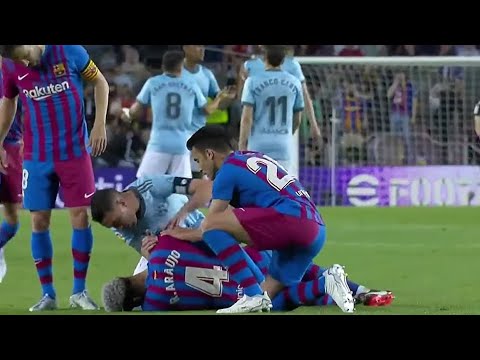 Ronald Araujo Collapses after Clash of Head with teammate Gavi