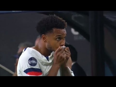 Weston McKennie kisses the badge