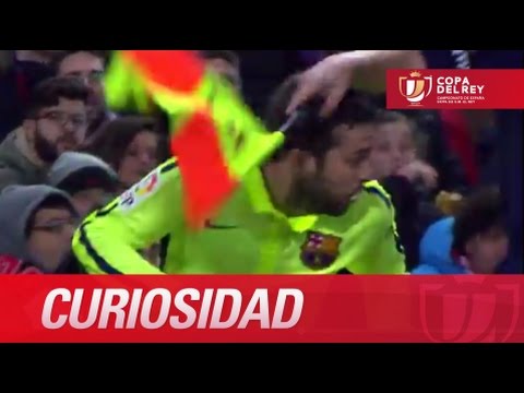 El linier golpea a Jordi Alba con el banderín