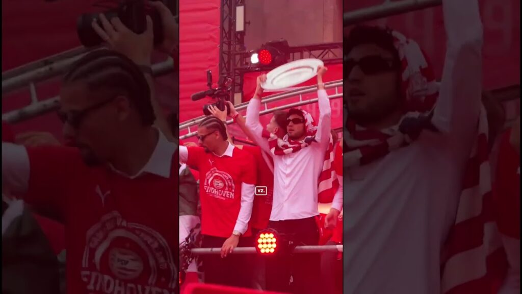 'Volgend jaar zijn we weer kampioen!' Lang steelt de show tijdens de huldiging van PSV 🗣️🎶 #psv
