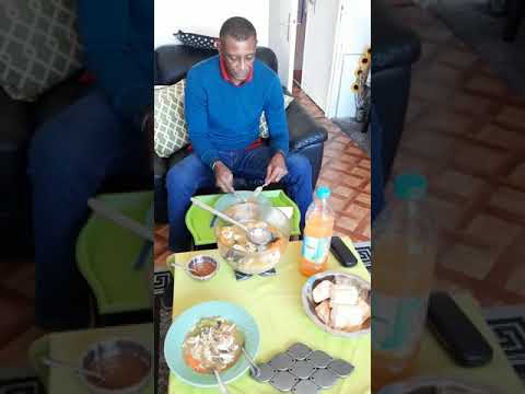 OMAM BIYIK FRANÇOIS A TABLE ..Bon appétit Coach.