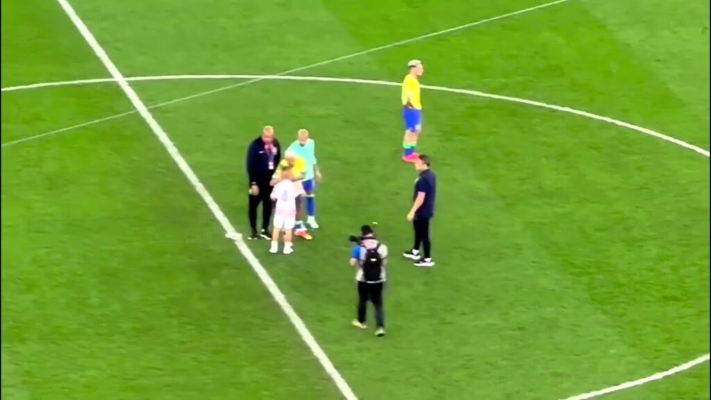 Ivan Perisic's son consoling Neymar after the defeat