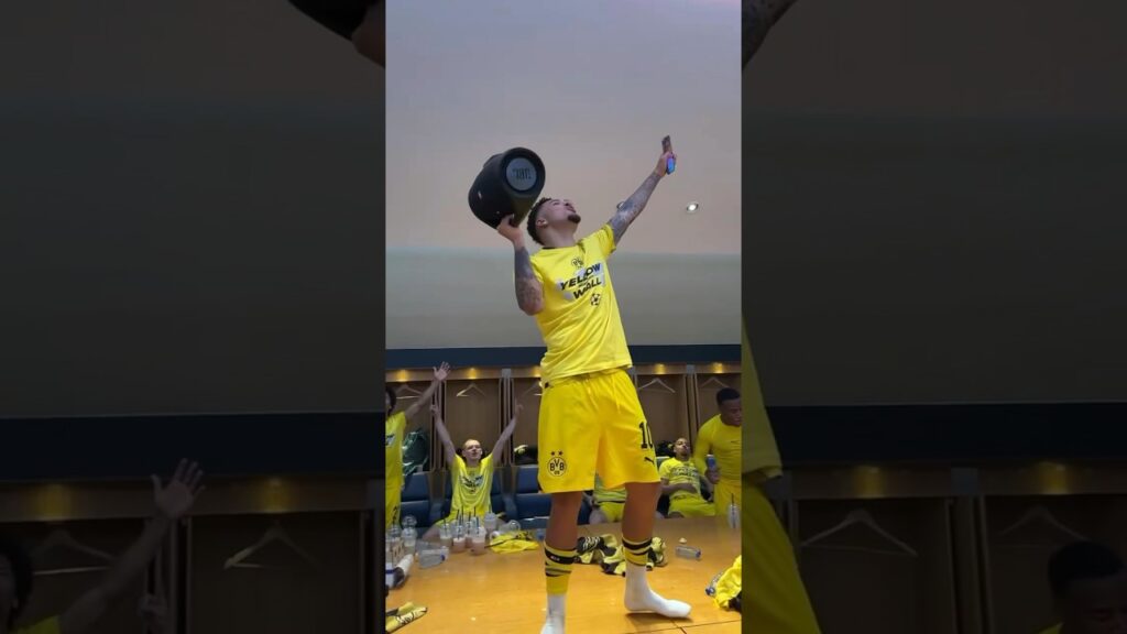 BVB squad signing „Someone like you“ 🎤